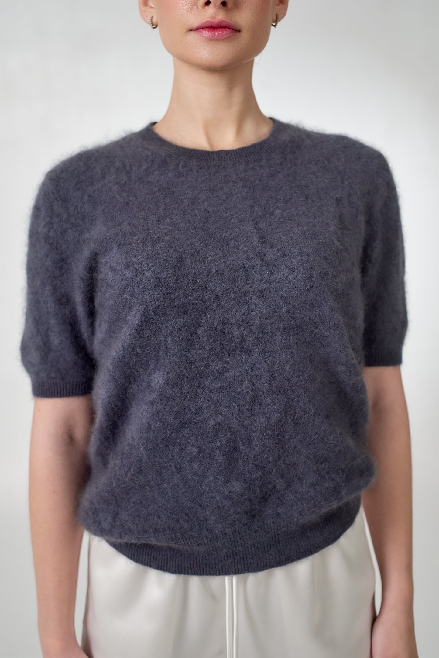 Short-sleeve casmere sweater in grey