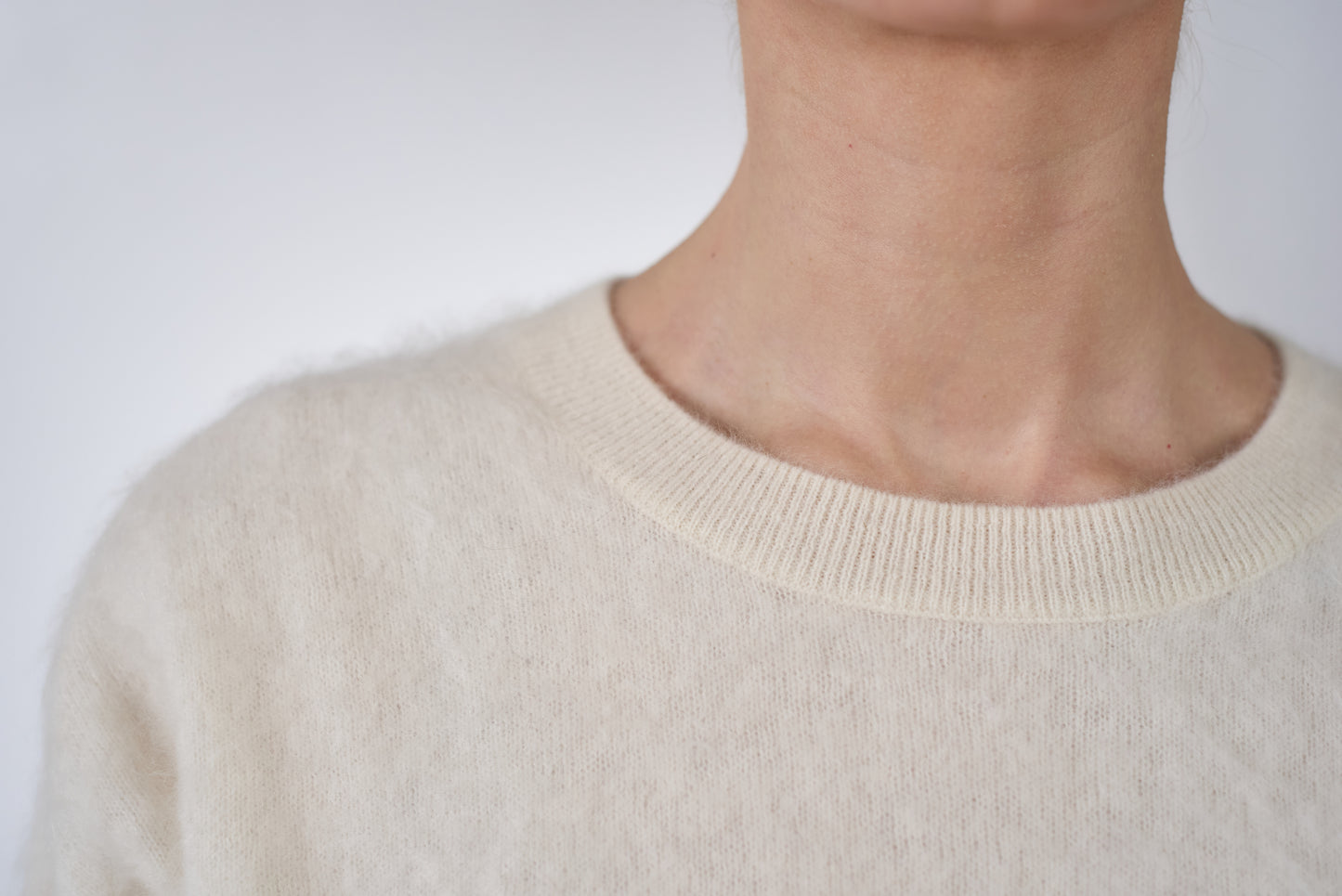 Short-sleeve cashmere sweater in white