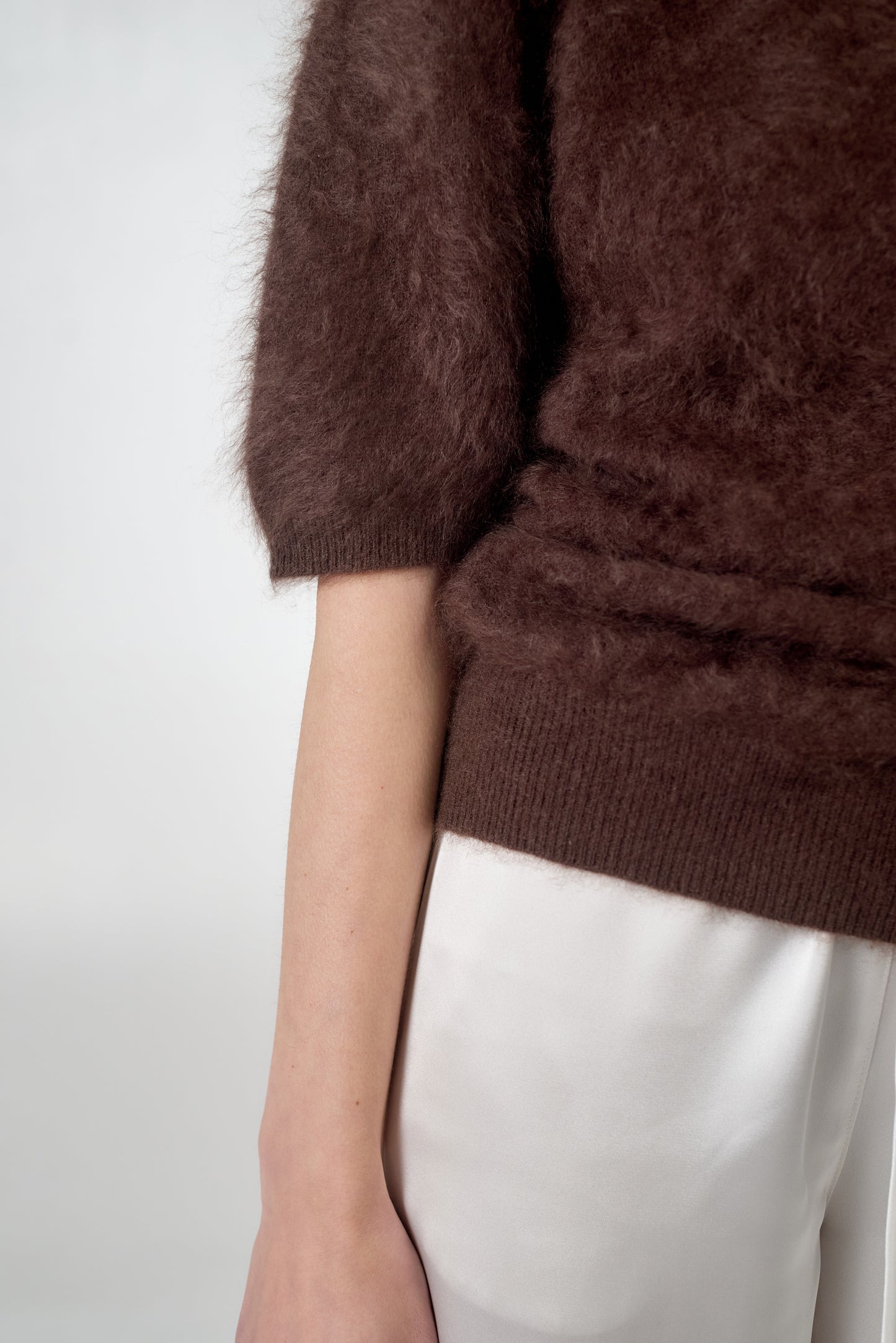 Short-sleeve soft cashmere sweater in brown